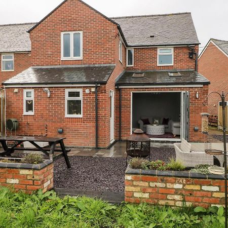 9 Pilgrims Way Villa Roch Exterior photo